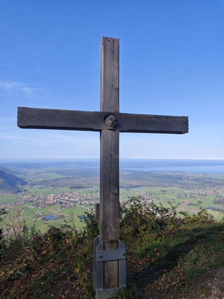 Direkt neben der Schnappenkirche steht das Kreuz am Aussichtspunkt